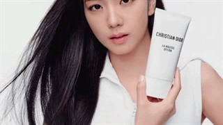 منتشر شده از جیسو برای کمپین جدید Dior La Mousse OFF/ON