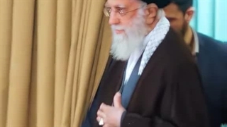 خامنه ای vs  سس خرسی (البته اصلا قابل مقایسه نیست )