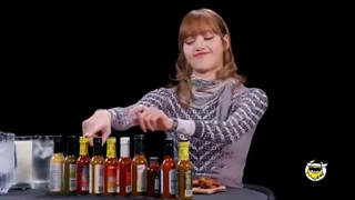 برنامه Hot ones هات وانس با حضور لیسااا(((((::♡♡♡♡♡♡♡♡