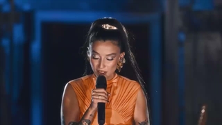 Melike_Şahin_-_Durma_Yürüsene_Akustik__Efes_Antik_Tiyatro_(720p)