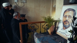 پرچم متبرک حرم مطهر امام رضا(ع) منزل شهید دکتر علیرضا بیات - شهید جنگ رمضان 1404