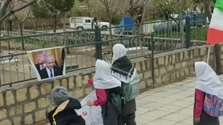 سنگ زدن بچه های روستای عزیزآباد به  ترامپ و نتانیاهو
