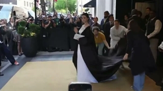 کارینا برای رفتن به مت‌گالا:))))