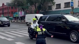 یعنی جوری که تو مکزیک اعضای بی تی اس رو اسکورت میکنن ، خود رئیس جمهور مکزیک رو اینجوری اسکورت نمیکنن ...