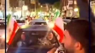 تشویق مداح ملاردی به کسبه در حرکت کاروان خودرویی جنگ رمضان