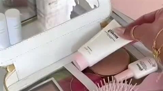 :>>