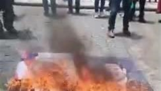 نفرت و آتش زدن عکس ترامپ توسط مردم ونزوئلا....