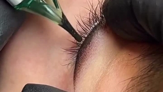 خط چشم و بن مژه سالن زیبایی کرشمه ارومیه
