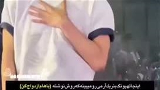 اینجا تهیونگ بنر یک آرمی رو میبینه که روش نوشته ( باهام ازدواج کن ) … کپشن