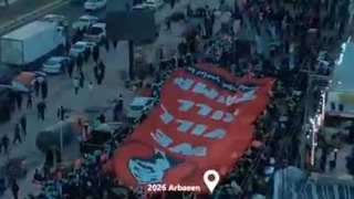 تصاویری از پرچم بزرگ و سرخ مطالبه قتل ترامپ در پیاده روی اربعین