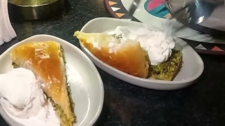 باقلوا پسته ای هاویج کشور ترکیه در رستوران کاشی بیاض فرشته