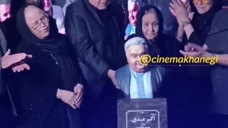 رونمایی از تندیس اکبر عبدی در مراسم چهلم زنده یاد