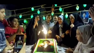 دیشب تو تجمعات برای مجتبی خامنه‌ای تولد گرفتن.