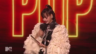 ویدیو منتشرشده از لیسا هنگام دریافت جایزه BEST POP در مراسم VMAs  ترجمه صحبت های لیسا با گریه  : " سلام ساوادیکا  ادامه کپشن