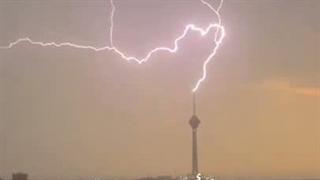لحظه اصابت صاعقه به برج میلاد