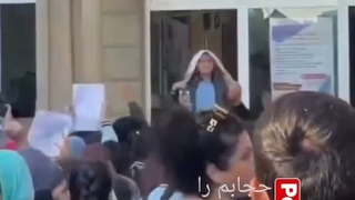 تو باکو دخترا  مبارزه میکنند حجاب داشته باشن تو ایران........